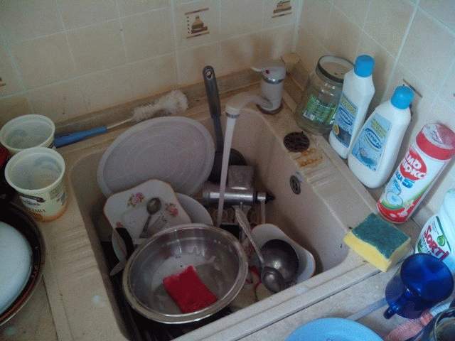 грязная посуда в кухонной мойке